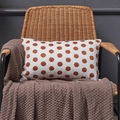 Nordisches weißes Lendenkissen mit braunen Punkten auf einem geflochtenen Sessel - 30*50 / Orange Punkte (Ohne Füllung)