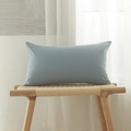 Federa per cuscino rettangolare blu morandi in tela su una panca in legno luminosa - Blu Nebbia / 30*50cm