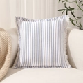 Moderner blau-weiß gestreifter Kissenbezug mit Fransen auf einem beigen Sofa - 40*40cm (Ohne Kern) / Himmelblau