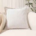 Beigefarbener gestreifter Kissenbezug mit Fransen auf einem Sofa im minimalistischen Stil - 45x45 (Mit 500g Kern) / Grau