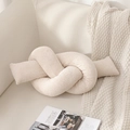 Cuscino decorativo a nodo fatto a mano in ciniglia color panna su un divano moderno - 400g / crema