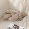Dettaglio del cuscino a nodo in ciniglia intrecciato a mano beige su divano in pelle - 400g / Cachi