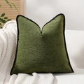 Moderner dunkelgrüner Chenille-Kissenbezug mit schwarzer Spitzenkante auf weißem Sofa - 45x45cm Mit 400g Vlies-PP-Baumwollkern / Olivgrün