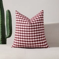 Moderne rood-wit geblokte vierkante kussenhoes op een grijze bank in huis - Rechthoekig / Rood Gingham / Alleen kussensloop
