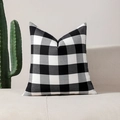 Fodera per cuscino moderna a quadretti bianchi e neri su un divano color crema - Solo fodera / Grandi Quadri Neri / 30x50cm