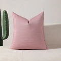 Vierkante rood-wit gestreepte kussensloop op een moderne minimalistische bank in de kamer - Rechthoekig / Rood Fijne Strepen / Alleen kussensloop