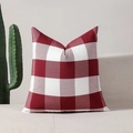 Vierkante rood-witte buffalo geruite decoratieve kussensloop op een moderne bank - Rechthoekig / Rood Buffalo Ruiten / Alleen kussensloop