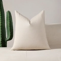 Quadratischer Kissenbezug mit cremeweißen Streifen auf beigem Sofa mit Kaktus - Khaki Feingestreift (Nur Kissenbezug) / 30x50