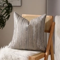 Housse de coussin luxe gris et or à texture abstraite avec passepoil sur une chaise - Sans Insert / Gris