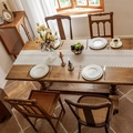 Eleganter weißer Tischläufer aus Spitze mit Blumenmustern auf dunklem Holzesstisch - 33*180cm / Cremeweiß