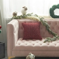 Rode gebreide kerstkussenhoes met woltextuur op een roze fluwelen bankstel decoratie - 45x45cm / Gebreide Wol / Rood