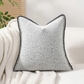 Moderner schwarz-weißer Kissenbezug mit diagonalen Streifen und Häkel-Muschelrand - 45x45cm Mit 400g Vlies-PP-Baumwollkern / Weiß Mit Hellgrauem Muster