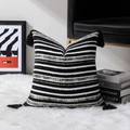 Federa per cuscino in ciniglia a righe bianche e nere con nappe decorative sugli angoli - Rettangolare (Senza Anima) / Nero