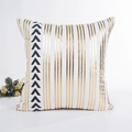 Housse de coussin blanche moderne avec rayures dorées et motifs chevrons noirs - Rayures Flèches (5)