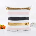 Housse de coussin carrée blanche avec rayures horizontales or rose et noires - Coups de Pinceau Tricolores (10)