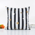 Housse de coussin blanche à rayures noires et motifs de cœurs dorés en marquage à chaud - Cœurs Dorés à Rayures (12)