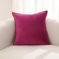 Fodera per cuscino in velluto olandese magenta con bordino decorativo su divano beige - 44 Rose / 45x45 (Con Nucleo da 500g)