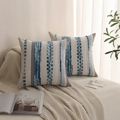 Federa per cuscino boho trapuntata blu e grigio scuro in tessuto su un divano beige morbido - 45x45 cm / Blu (Senza Nucleo)