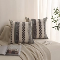 Set di 2 fodere per cuscini boho con strisce grigie e bianche e dettagli trapuntati - 45x45 cm / Peluche Grigio Fondo Bianco (Senza Nucleo)