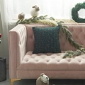 Donkergroene gebreide kerstkussenhoes met tweed textuur op een roze fluwelen bank - 45x45cm / Gebreide Wol / Groen