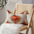 Cuscino lombare geometrico arancione con bordatura su una sedia in legno e paglia - Rombo Geometrico Arancio Giallo (N.5)