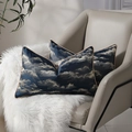Set di due cuscini blu navy con motivi astratti grigi e bordi dorati eleganti - Motivo a Nuvole Blu Profondo (N.12)