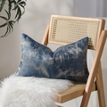 Federa per cuscino lombare blu scuro con trama astratta effetto marmo e bordo a contrasto - Astratto Blu Profondo Grigio Argento (N.13)