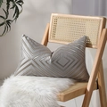 Federa per cuscino grigia moderna con linee geometriche dorate su una sedia nordica - Linea Geometrica Grigio Oro (N.14)
