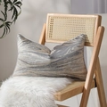 Cuscino lombare rettangolare con trama marmorea su sedia in legno e finta pelliccia - Texture Marmo (N.15)