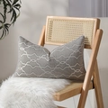 Fodera per cuscino lombare grigio di lusso con motivi geometrici su una sedia - Geometrico Intrecciato Grigio Bianco (N.16)