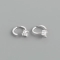 Makroaufnahme von 925er Sterlingsilber C-Nasenring mit Zirkonia in einer Vier-Klauen-Fassung - Zirkonia-Stil (Stil 3) / Weißgold