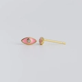 Macro-opname van goudkleurige evil eye oorknopjes met roze emaille en zirkonia steen - 925 zilver / Roze Emaille Witte Strass (Goud)