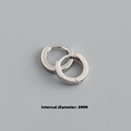 Détail macro d'une boucle d'oreille créole en argent S925 avec diamètre de 8 mm - Diamètre Intérieur 8mm / Or blanc