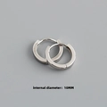 Vue détaillée des boucles d'oreilles créoles en argent 925 de 10mm avec une finition polie - Diamètre Intérieur 10mm / Or blanc