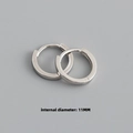 Détail macro d'une boucle d'oreille créole en argent S925 avec diamètre interne de 11mm - Diamètre Intérieur 11mm / Or blanc