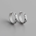 Detail van S925 sterling zilveren oorringen met ingelegde zwarte ronde zirkonia's - Platinakleur (Zwarte Steen)