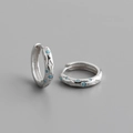 Macro-opname van S925 zilveren oorringen met turquoise kralen en gegraveerde details - Zilver (Turkoois)