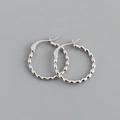 Vista macro de pendientes de aro de plata S925 con textura de cuentas estilo bambú - Mediano (Platinado)