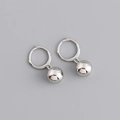 Detailansicht der 8mm polierten Silberkugel an einem glatten S925 Sterling Silber Ohrreif - Metallkugel - Silber