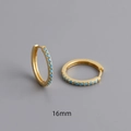 Detail van 16mm vergulde oorringen bezet met turquoise zirkonia steentjes voor dames - 925 zilver / 16mm / Goud
