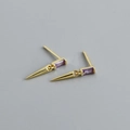 Détail de boucles d'oreilles dorées avec zircon violet et pendentif pic conique - Argent 925 / Or (Zirconium Violet)