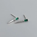 Gros plan sur les boucles d'oreilles en argent S925 avec zircon émeraude et pendentifs cône - Argent 925 / Platine (Zirconium Vert)