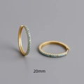 Macro-opname van 20mm vergulde oorringen met ingelegde turquoise-gekleurde stenen - 925 zilver / 20mm / Goud