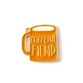Gele koffiekop emaille hanger met Caffeine Fiend belettering in goudkleurig metaal - Beker / Goud/Geel