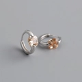 Dettaglio di orecchini a cerchio in argento 925 con zirconi quadrati color champagne - Argento 925 / Pietra Gialla (Platino)
