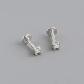 Vista macro dell'orecchino in argento S925 con opale bianco e incastonatura quadrata - Stile 10 Mini Tondo / Argento