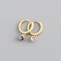 Détail de boucles d'oreilles en argent S925 doré avec cristaux et zircons violets - Zirconia Violet (Base Or)