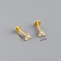 Dettaglio piercing labret in argento 925 con opale, perno 7,5mm e cluster da 4,3mm - Stile 6 Triangolo Tre Perle / Oro