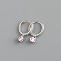 Détail du poinçon S925 sur des boucles d'oreilles créoles en argent et zircons roses - Zirconia Rose (Base Platine)