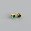 Détail macro d'une boucle d'oreille en argent S925 avec zircon vert et finition dorée - Argent 925 / Vert Émeraude (Or)